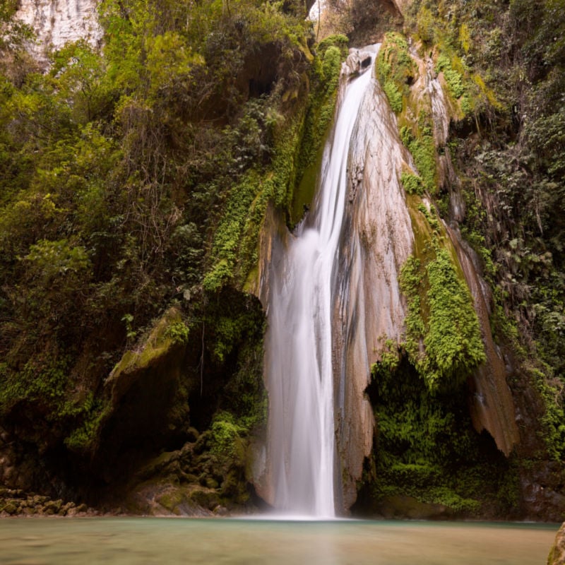 Paradise view of El Chuveje waterfall in Pinal de Amoles, Querétaro